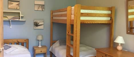 3 bedrooms, iron/ironing board, WiFi, bed sheets