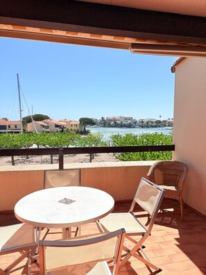 Outdoor dining - St Cyprien, superb bright apartment with large terrace (Saint-Cyprien)