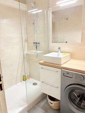 Shower, hair dryer - St Cyprien, superb bright apartment with large terrace (Saint-Cyprien)