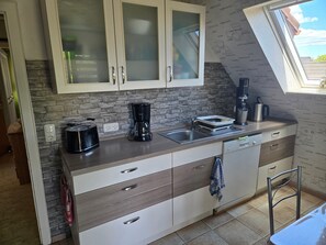 Réfrigérateur, four à micro-ondes, un four, surface de cuisson