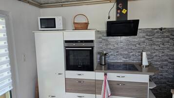 KĂŒhlschrank, Mikrowelle, Ofen, Herdplatte