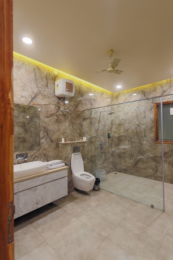 Spacious 5-bedroom Farmhouse In Tranquil Gurugram With Ac - Gurugram