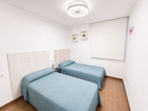 3 habitaciones, tabla de planchar con plancha, wifi y ropa de cama 