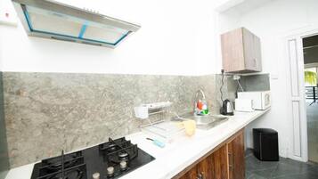 Habitación Deluxe doble, balcón, vistas al mar | Cocina privada