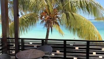 Habitación Deluxe doble, balcón, vistas al mar | Restaurante al aire libre