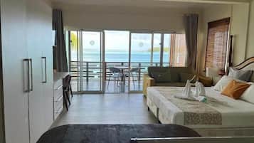 Habitación triple clásica, balcón, vistas al mar | Caja fuerte, cortinas opacas, tabla de planchar con plancha