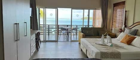 Habitación triple clásica, balcón, vista al mar | Caja de seguridad en la habitación y cortinas blackout