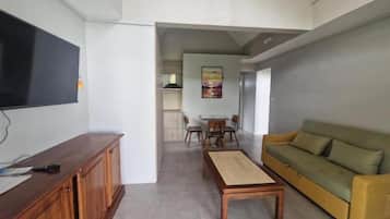 Deluxe Triple Room, Balcony, Sea View | Living area
