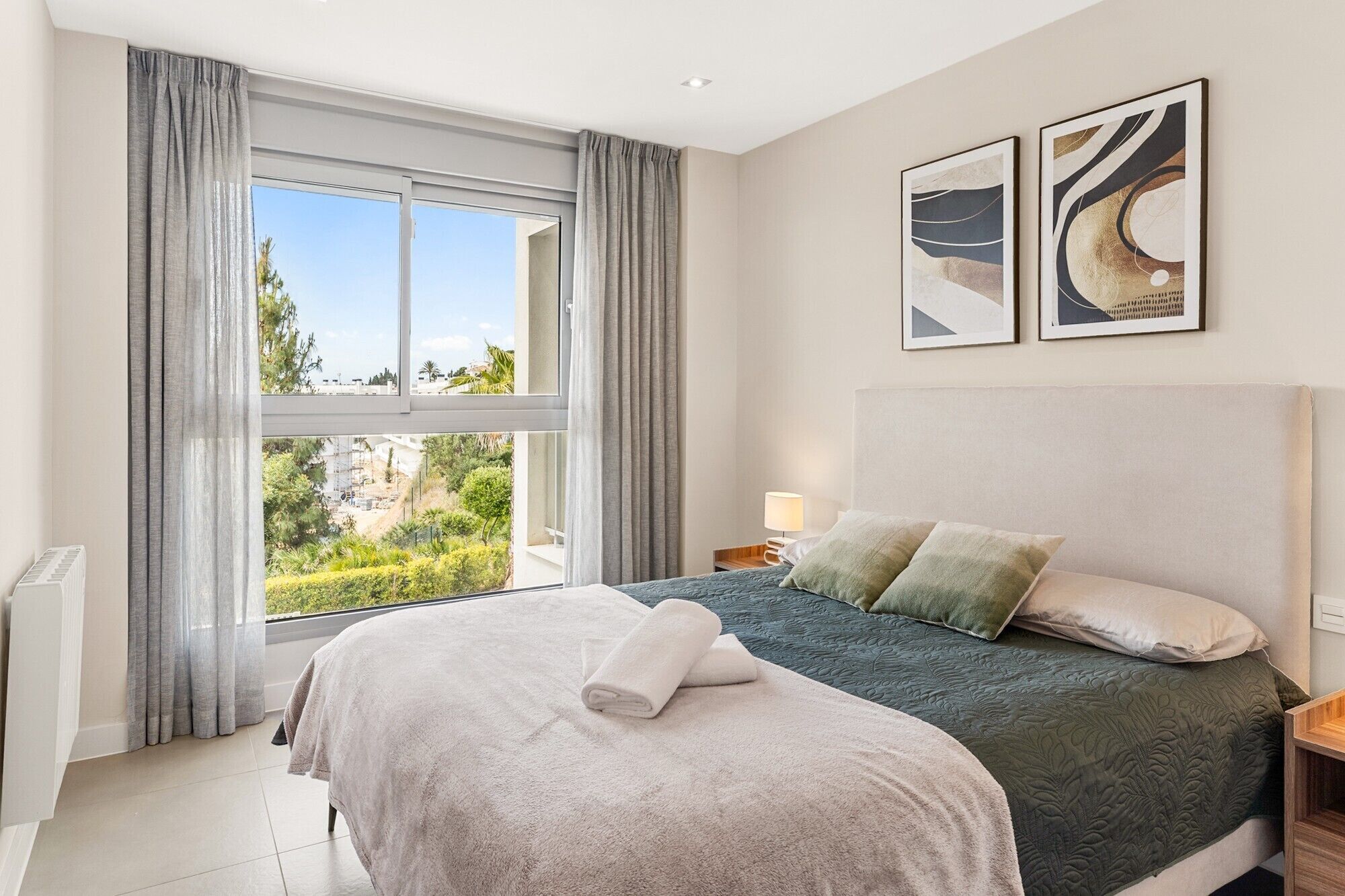3 habitaciones, tabla de planchar con plancha, wifi y ropa de cama 