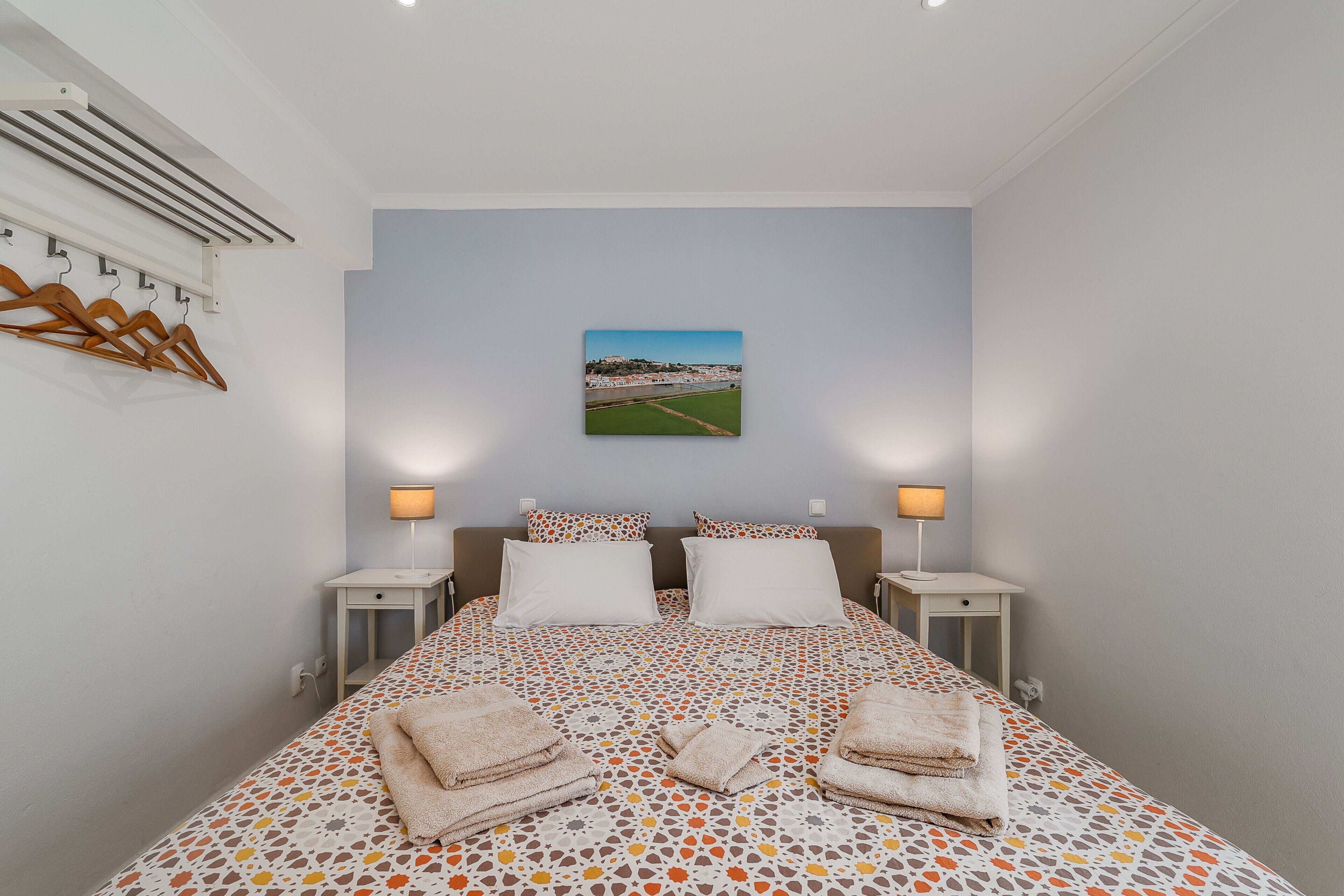 1 dormitorio, tabla de planchar con plancha, wifi y ropa de cama