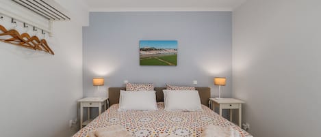 1 dormitorio, tabla de planchar con plancha, wifi y ropa de cama