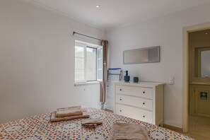 1 dormitori, planxa i posts de planxar, wifi i roba de llit 