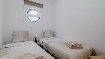 3 slaapkamers, een strijkplank/strijkijzer, wifi, beddengoed