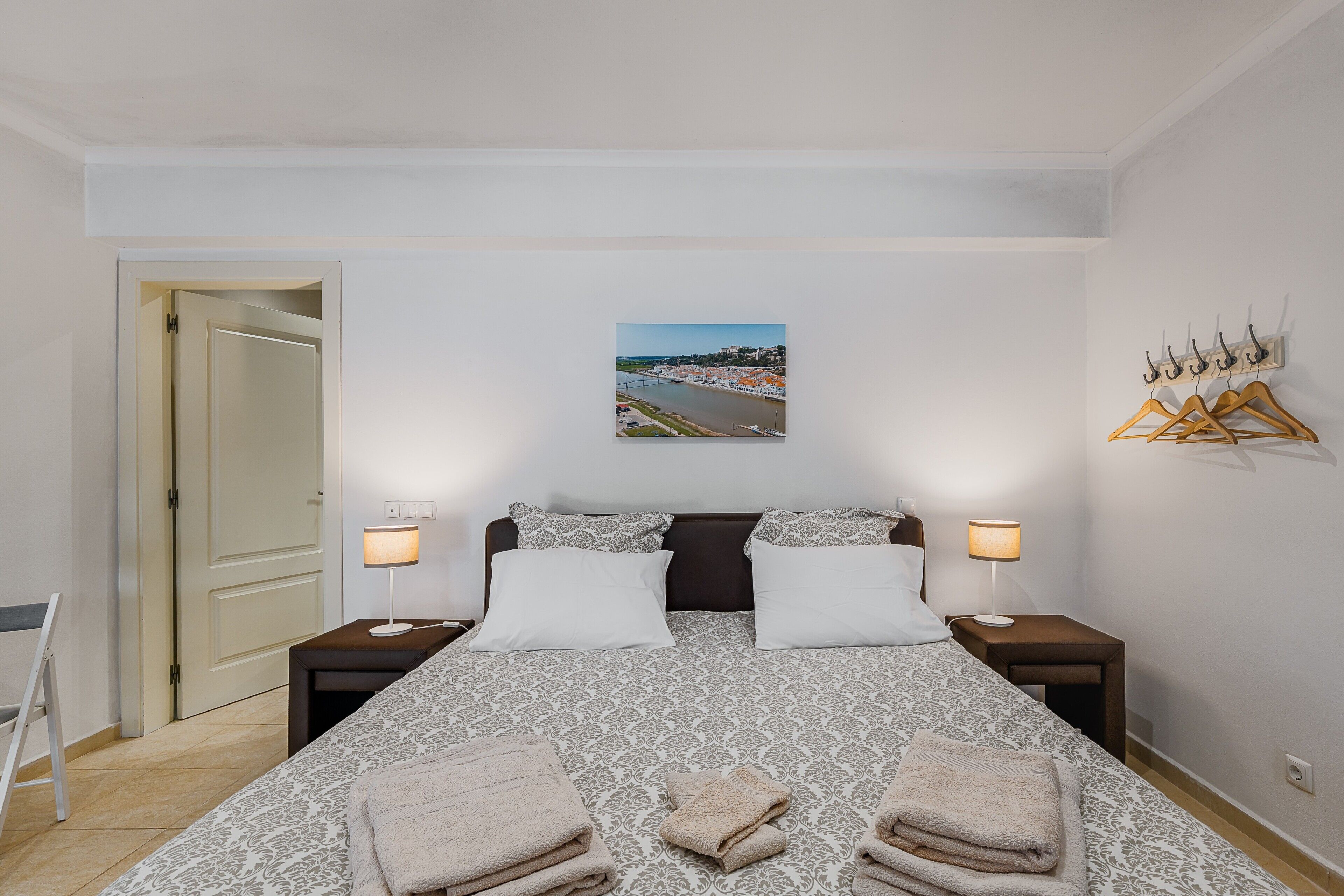 1 dormitorio, tabla de planchar con plancha, wifi y ropa de cama