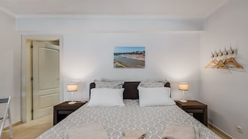 1 dormitorio, tabla de planchar con plancha, wifi y ropa de cama