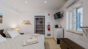 1 chambre, fer et planche à repasser, Wi-Fi, literie fournie