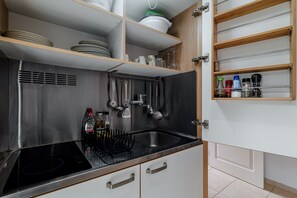 Réfrigérateur, micro-ondes, plaque de cuisson, cafetiÚre/bouilloire
