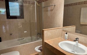 Shower, hair dryer, towels - Villa Greta with Mountain Views, Private Pool, and Wi-Fi (Vilanant)