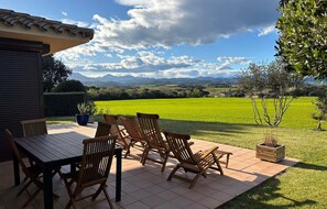 Outdoor dining - Villa Greta with Mountain Views, Private Pool, and Wi-Fi (Vilanant)
