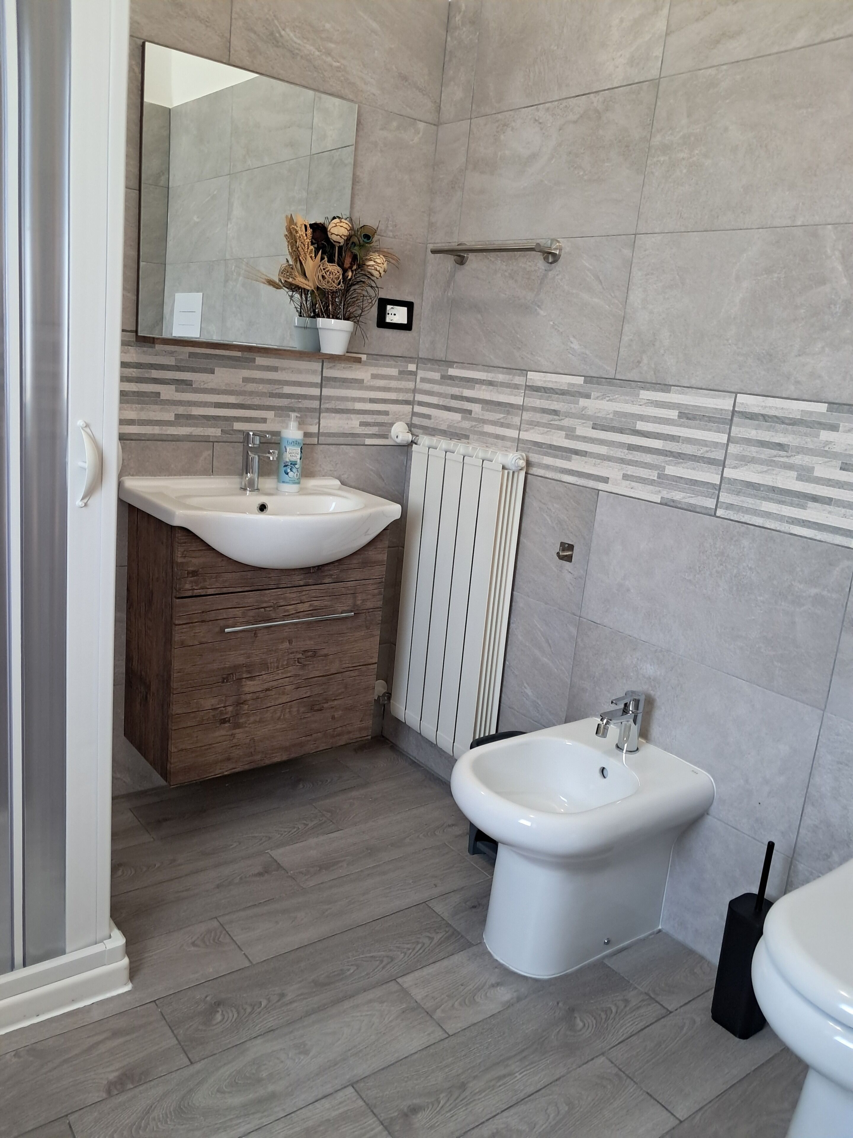 Doccia, asciugacapelli, bidet, asciugamani