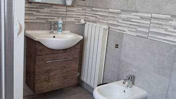 Doccia, asciugacapelli, bidet, asciugamani