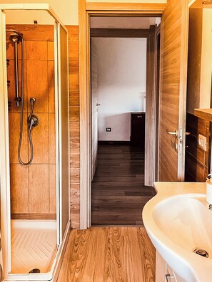 Apartment, 2 Schlafzimmer, Balkon | Badezimmer