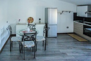 Apartment, 2 Bedrooms, Balcony | Tempat makan