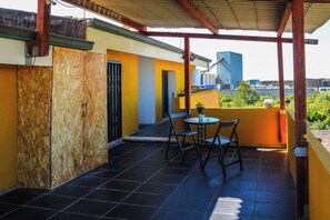 Apartment, 2 Schlafzimmer, Balkon | Speisen im Freien