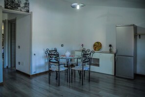 Apartment, 2 Bedrooms, Balcony | Bahagian dalam