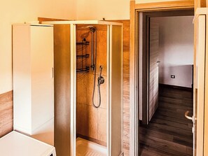 Appartement, 2 chambres, balcon | Salle de bain