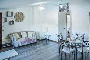 Apartment, 2 Schlafzimmer, Balkon | Wohnbereich