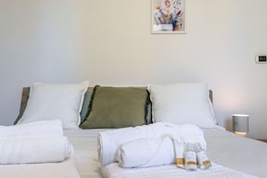 3 Schlafzimmer, Schreibtisch, Bügeleisen/Bügelbrett