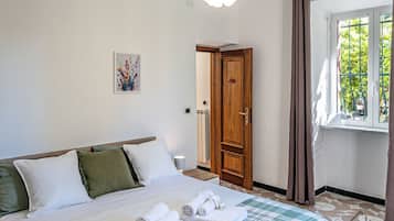 3 chambres, bureau, fer et planche Ă repasser