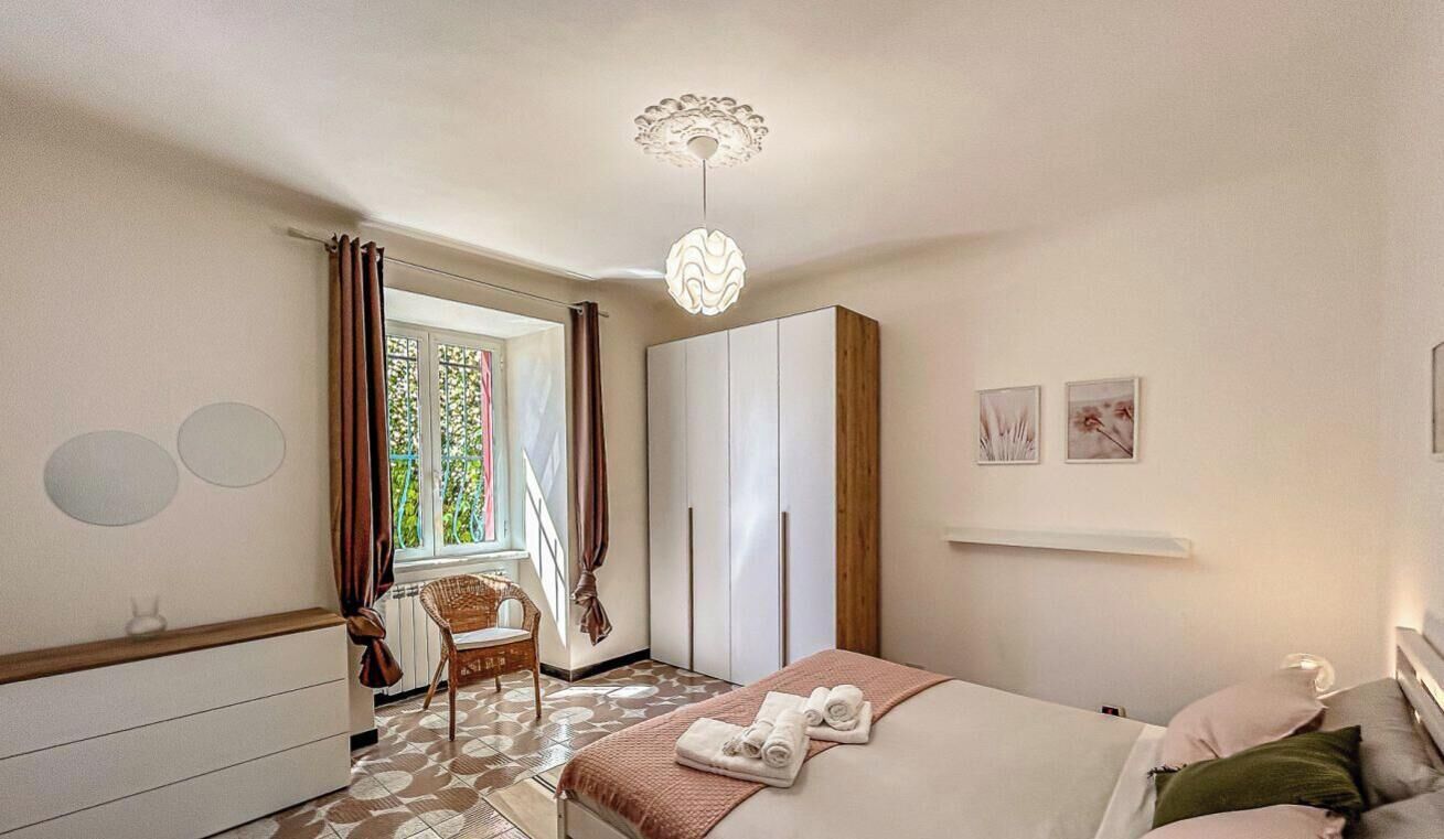 3 camere, una scrivania, ferro/asse da stiro