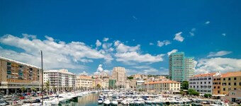 [Center Refuge] Free Parking • Garden • Cruises