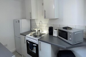 Fridge, microwave, oven, stovetop - Apartment Sleeps 2 - Free Street Parking (Gateshead)