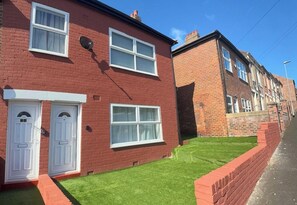 Exterior - Apartment Sleeps 2 - Free Street Parking (Gateshead)
