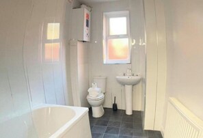 Combined shower/tub, deep soaking tub - Apartment Sleeps 2 - Free Street Parking (Gateshead)