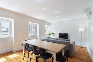 Dining - Graça Duplex With A View by Homing (Lisbon)