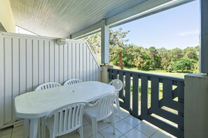 Outdoor dining - Apartment 'Roumegoux' with Shared Pool and Private Terrace (Moliets-et-Maa)