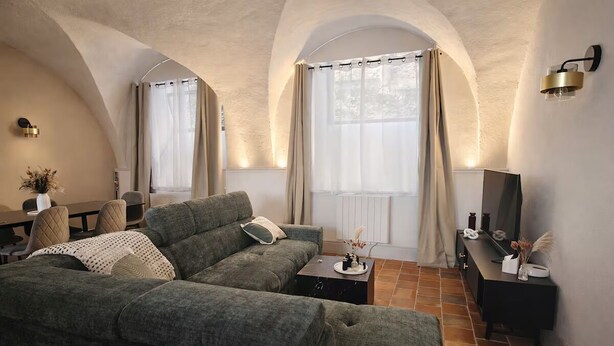 Living area - In the heart of town - charming and cosy vaulted apartment (Dole)