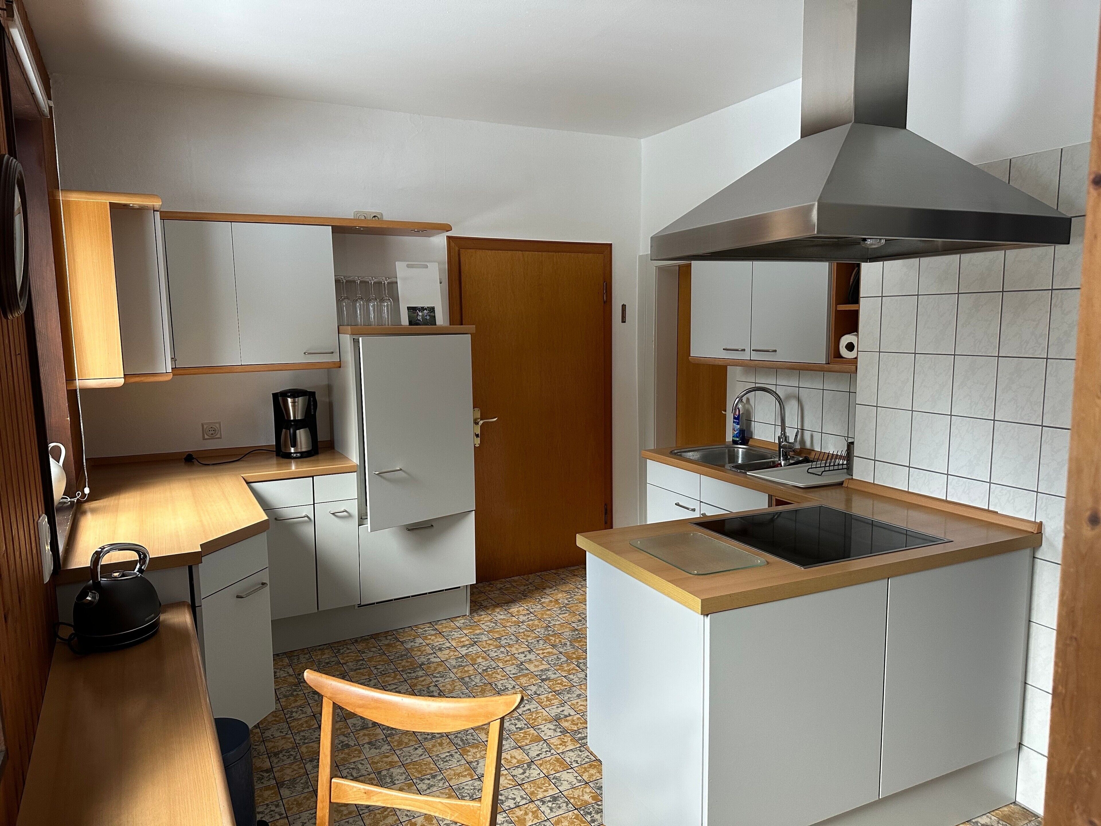 Kühlschrank, Ofen, Herdplatte, Wasserkocher mit Kaffee-/Teezubehör