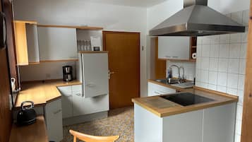 Kühlschrank, Ofen, Herdplatte, Wasserkocher mit Kaffee-/Teezubehör