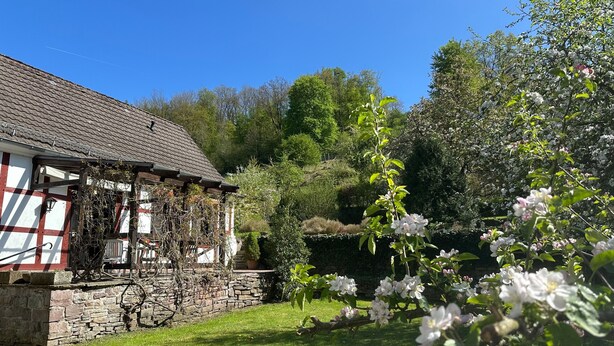 A traditional building with a stone wall and a wooden balcony. - Holiday Home 'Ferienhaus Am Ritzberg' with Private Terrace, Shared Garden and Wi-Fi (Beverungen)