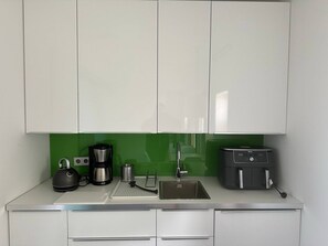 Fridge, oven, stovetop, coffee/tea maker