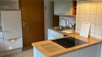 Fridge, oven, stovetop, coffee/tea maker