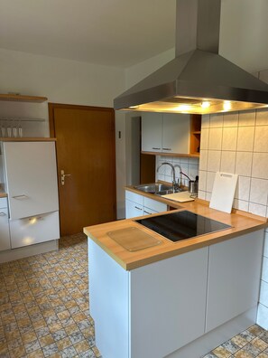 Kühlschrank, Ofen, Herdplatte, Wasserkocher mit Kaffee-/Teezubehör
