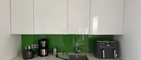Réfrigérateur, surface de cuisson, cafetiÚre-théiÚre