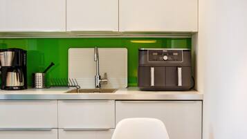 Fridge, stovetop, coffee/tea maker, electric kettle