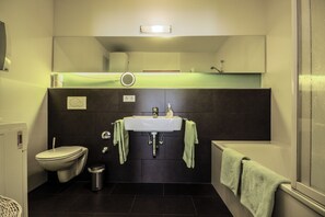 Hair dryer, towels, soap, toilet paper - Haus Spiegel - Holiday apartment Inseltraum (Lindau (Bodensee))